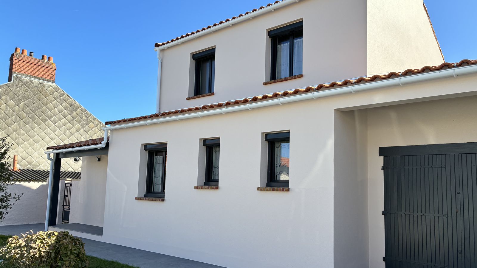 Pavillon entièrement ravalé par Armel Entreprise, enduit blanc et gouttières neuves