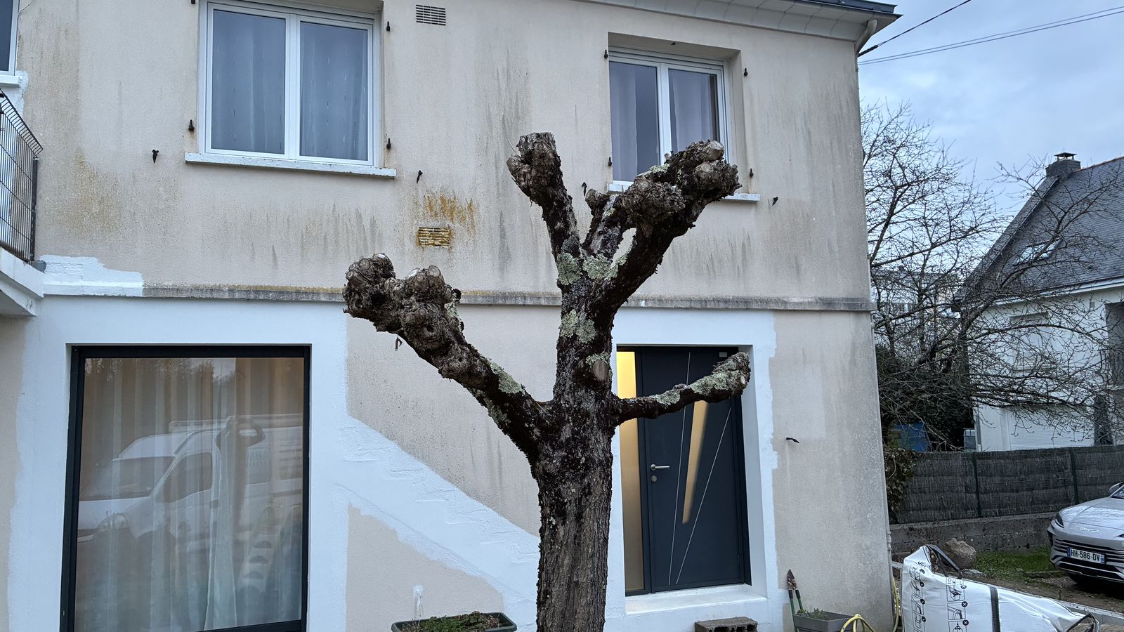 Façade encrassée et marquée de coulures avant le ravalement réalisé par Armel Entreprise