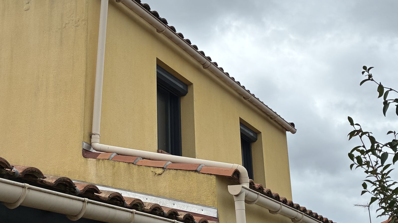 Gouttières et descentes d'eau usagées sur une façade avant l'intervention d'Armel Entreprise