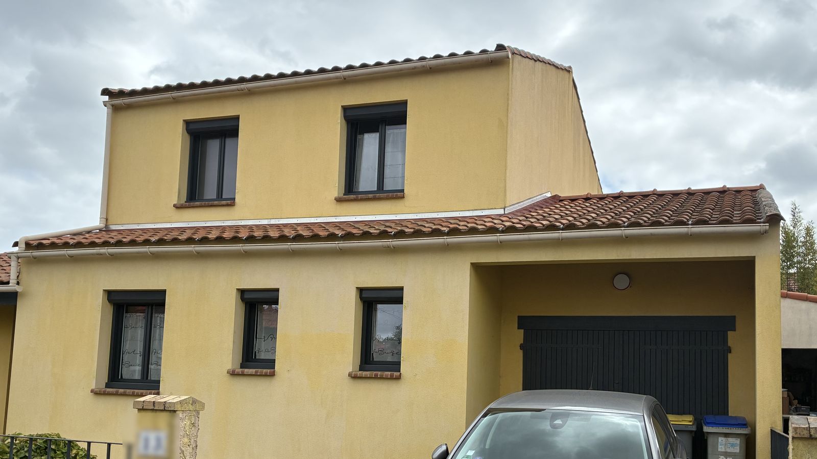 Pavillon à l'enduit jaune terni, avant le ravalement réalisé par Armel Entreprise
