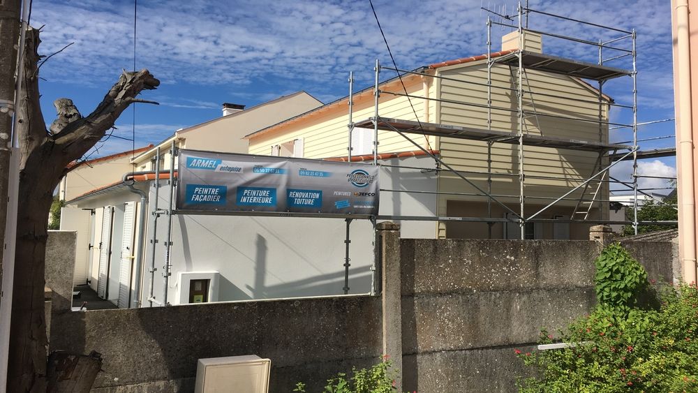 Échafaudage sécurisé monté par Armel Entreprise sur un chantier de façade à Nantes