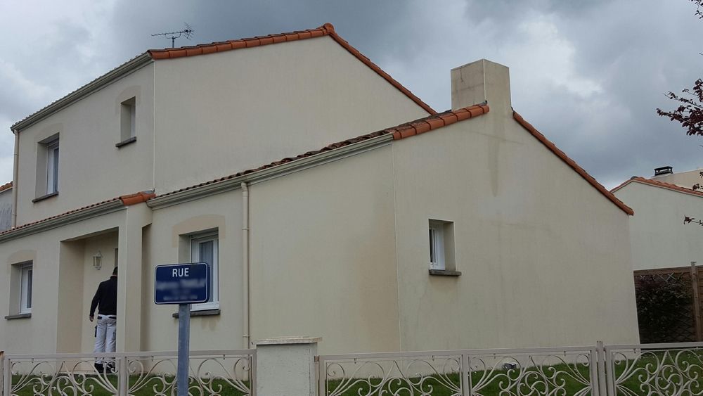 Façade de maison décontaminée et ravalée par Armel Entreprise à La Montagne