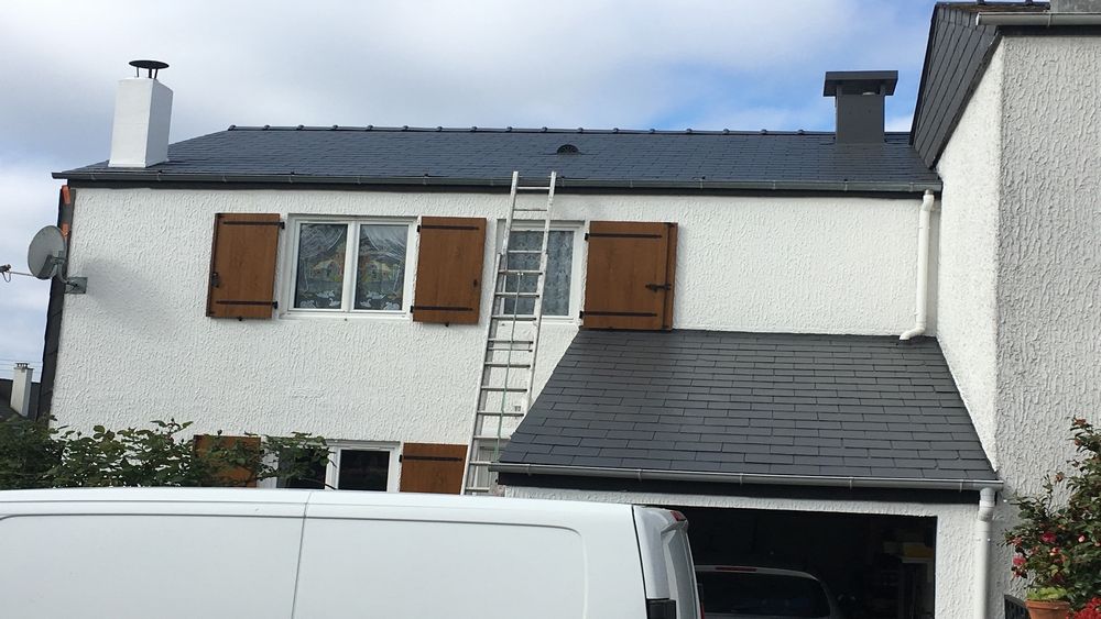 Toiture ardoise nettoyée et remise en peinture par Armel Entreprise à La Chapelle-sur-Erdre