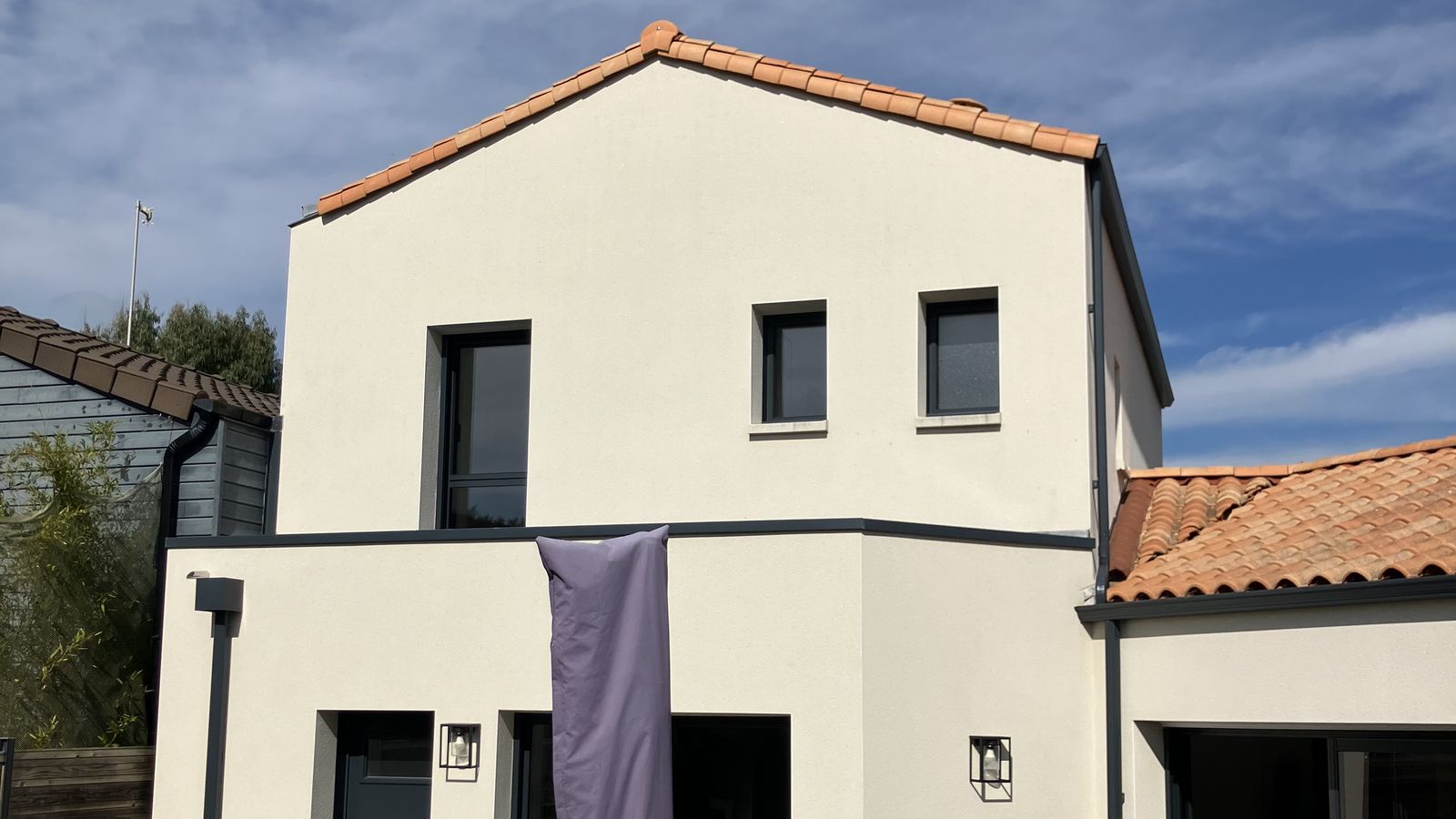 Maison individuelle à l'enduit blanc ravalée par Armel Entreprise, terrasse au premier plan