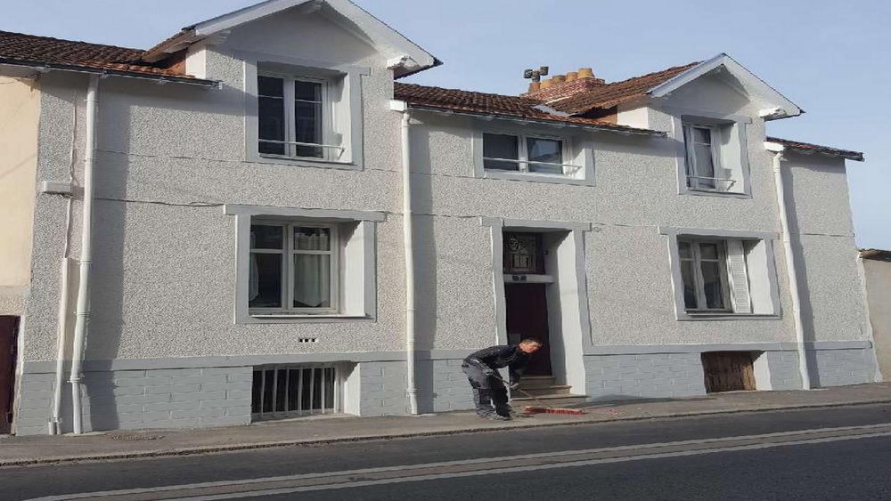 Façade dont l'enduit a été repris avant mise en peinture par Armel Entreprise
