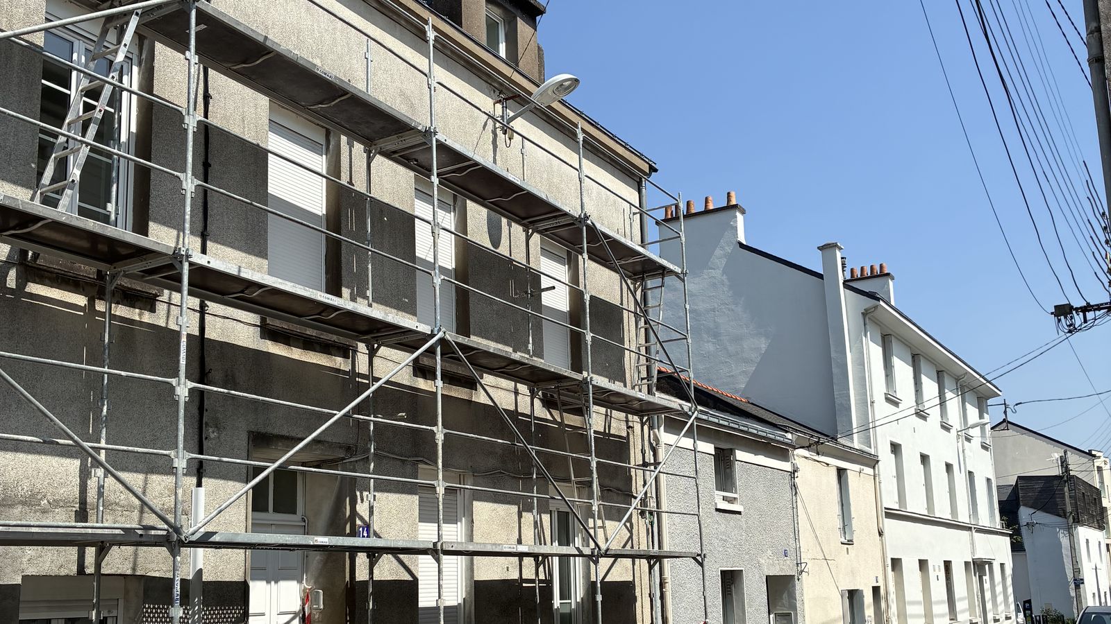 Échafaudage sécurisé monté sur rue par Armel Entreprise pour le ravalement d'un immeuble