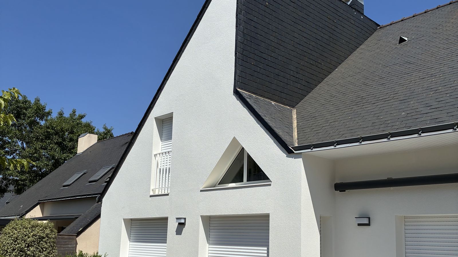 Maison ravalée par Armel Entreprise, façade en enduit blanc et couverture en ardoise nettoyée