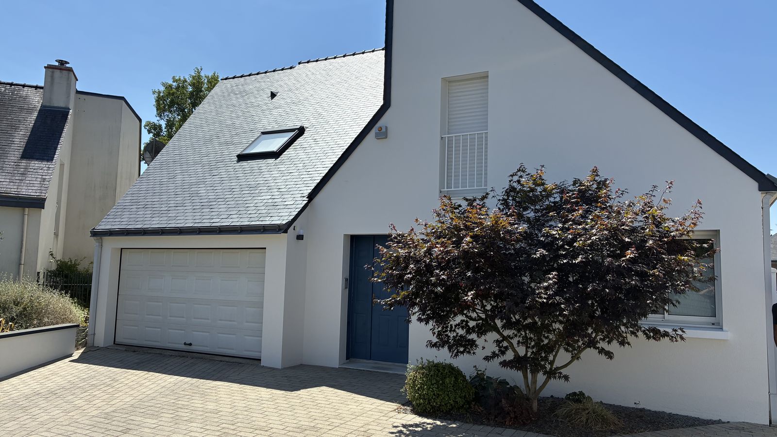 Pavillon à l'enduit blanc ravalé par Armel Entreprise, couverture en ardoise