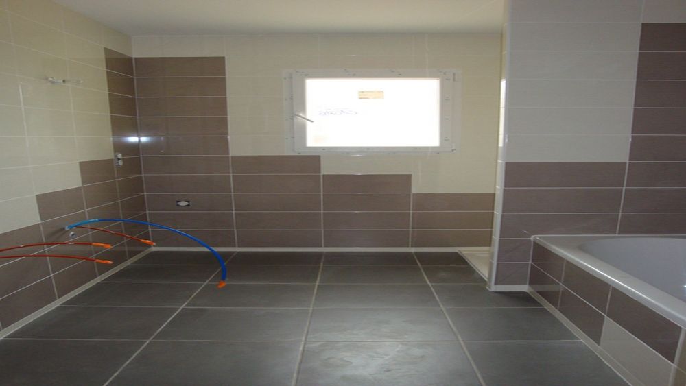 Salle de bain entièrement créée et carrelée par Armel Entreprise à Couëron